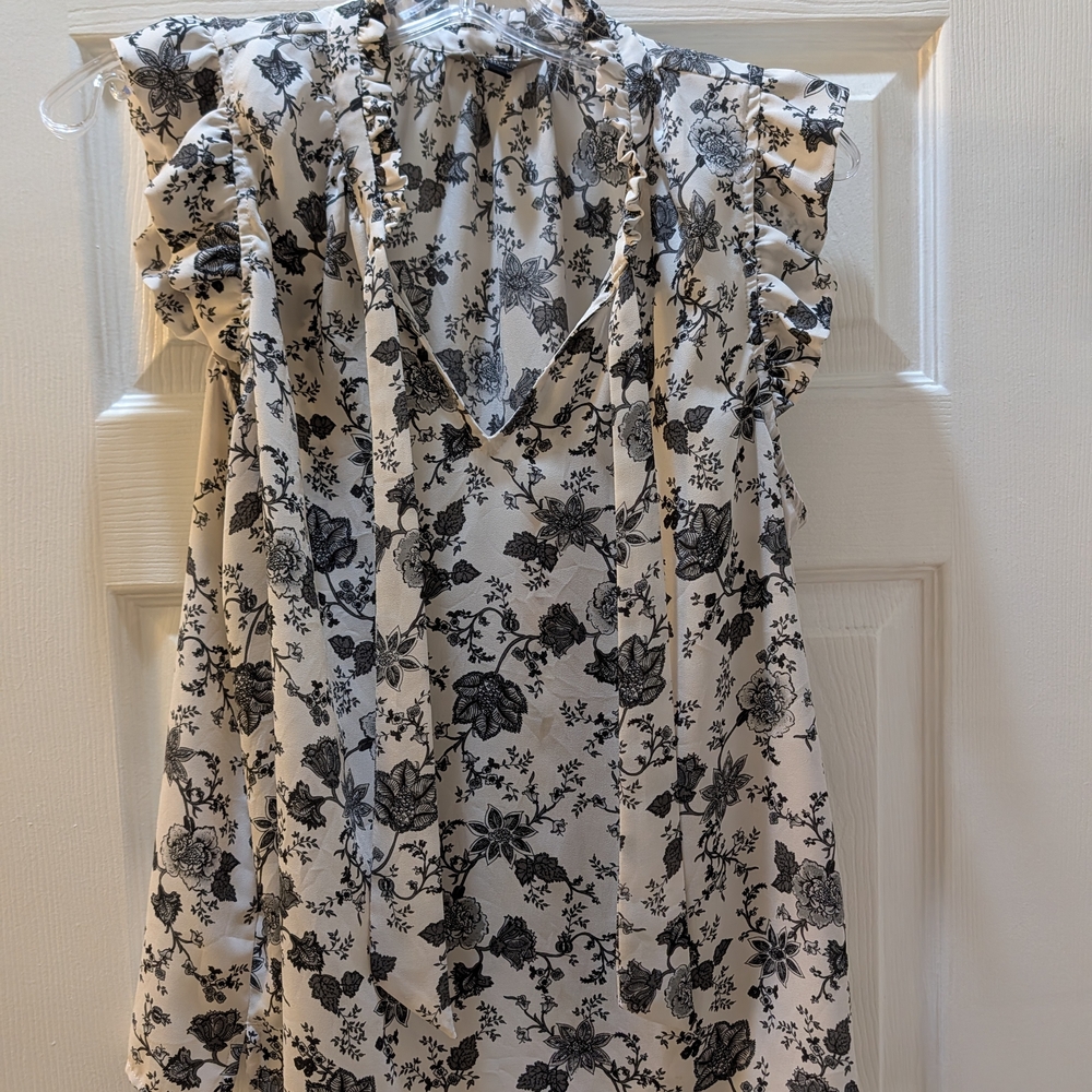 Banana Republic Black & White Floral Ruffle Sleeve V-Neck Top